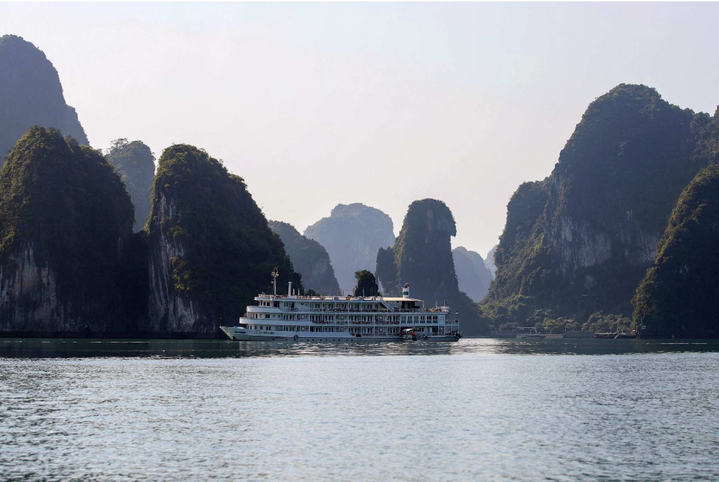 Trong năm 2022, hơn 7 triệu khách du lịch đã đến thăm những ngọn núi đá vôi ngoạn mục và tỉnh Quảng Ninh dự kiến ​​con số này sẽ tăng lên 8,5 triệu trong năm nay. Tuy nhiên, tai tiếng ngày càng nhiều rác của địa danh này có thể dập tắt những hy vọng đó. Ảnh: AFP