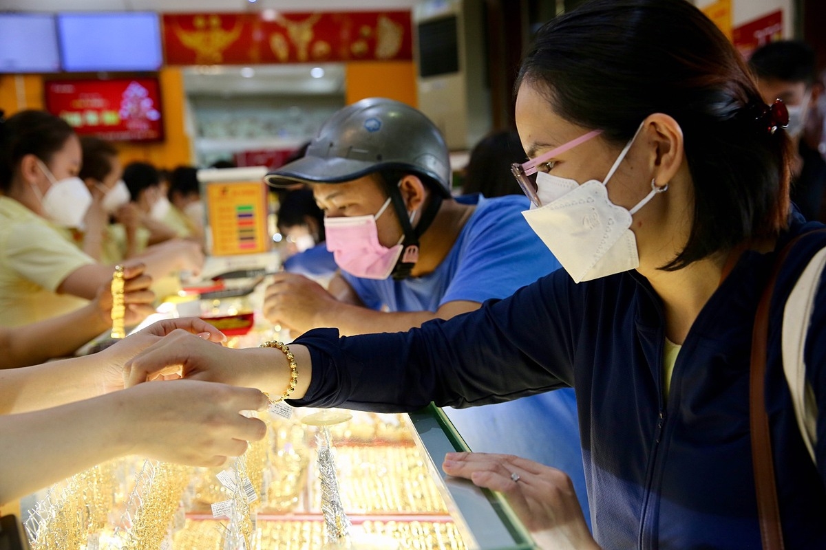 Nhà đầu tư trong nước vẫn thua lỗ khi mua lướt sóng vàng SJC, khi mức chênh lệch mua vào - bán ra vào tuần trước cao khiến người mua thua lỗ nặng nếu đầu tư ngắn hạn.