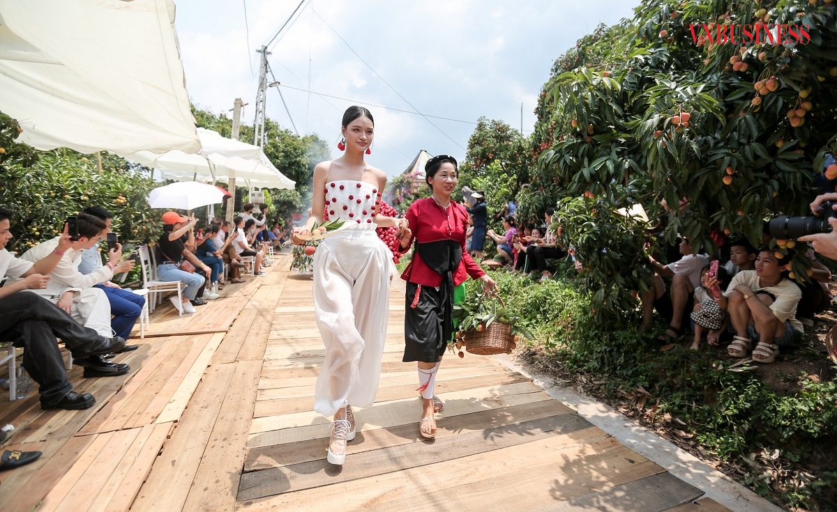 Những thành viên HTX bước trên sàn biểu diễn cùng những người mẫu nổi tiếng.