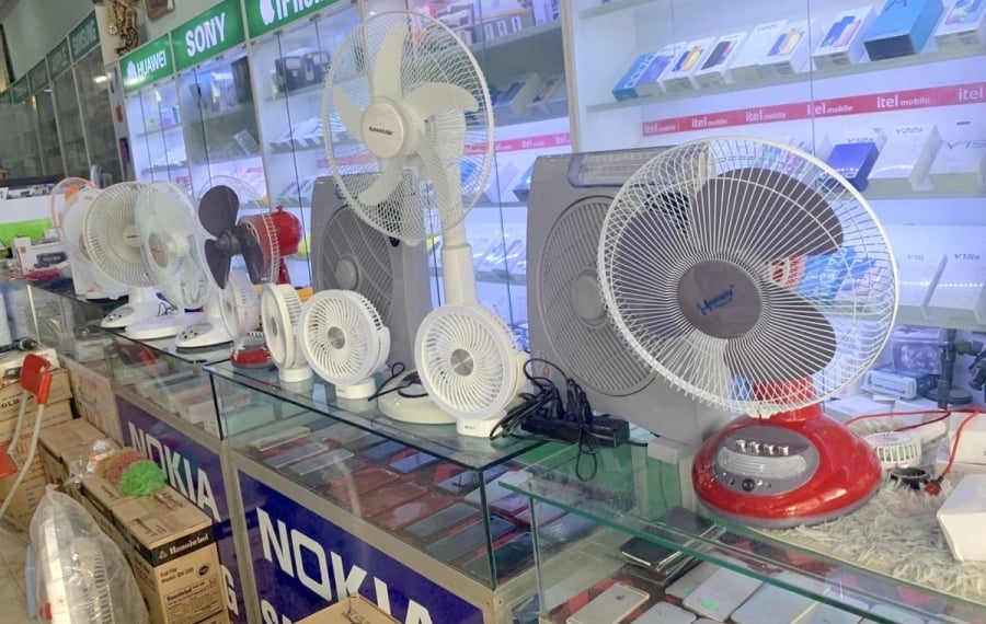 Các chuyên gia khuyến cáo người dùng nên lựa chọn mua quạt tích điện chính hãng, có chính sách bảo hành đầy đủ nhằm tránh rủi ro.