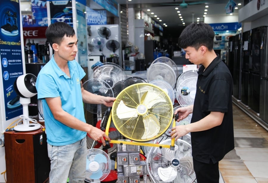 Quạt tích điện đang là sản phẩm được nhiều người chọn mua để ứng phó tình trạng mất điện mùa nắng nóng và bị cắt điện.