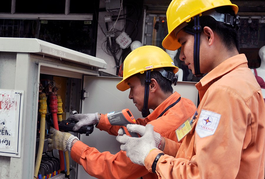 Doanh nghiệp phản ánh ngành điện cần phải báo trước lịch cắt điện với thời gian trước đó nhiều giờ, tránh đẩy họ vào tình cảnh khó khăn.