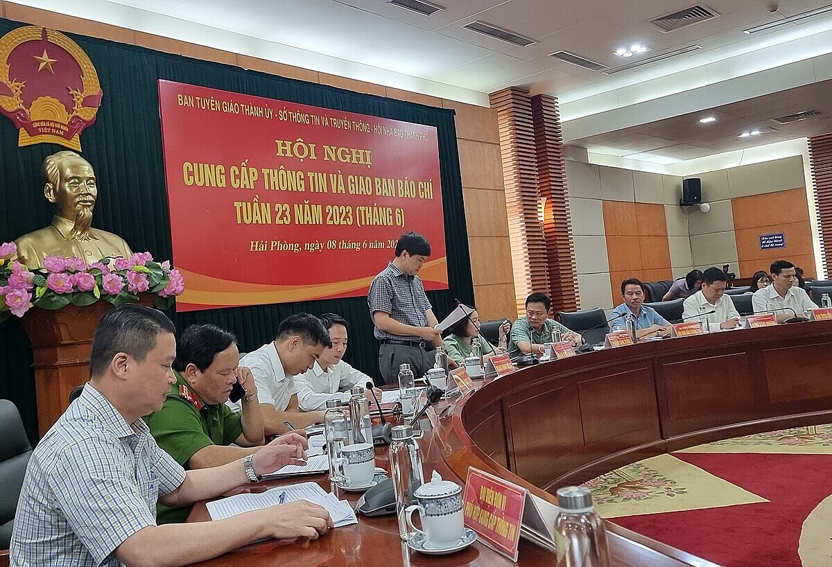 Phó Chủ tịch UBND thành phố Hải Phòng, ông Hoàng Minh Cường &lpar;đứng&rpar;, cùng tham dự giao ban và cung cấp thông tin cho báo chí.