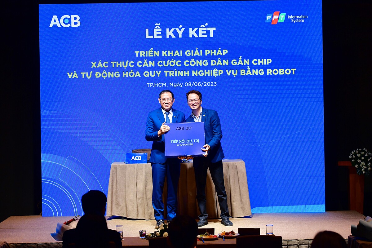ACB cùng FPT triển khai giải pháp xác thực căn cước công dân gắn chip và tự động hoá quy trình nghiệp vụ bằng Robot.