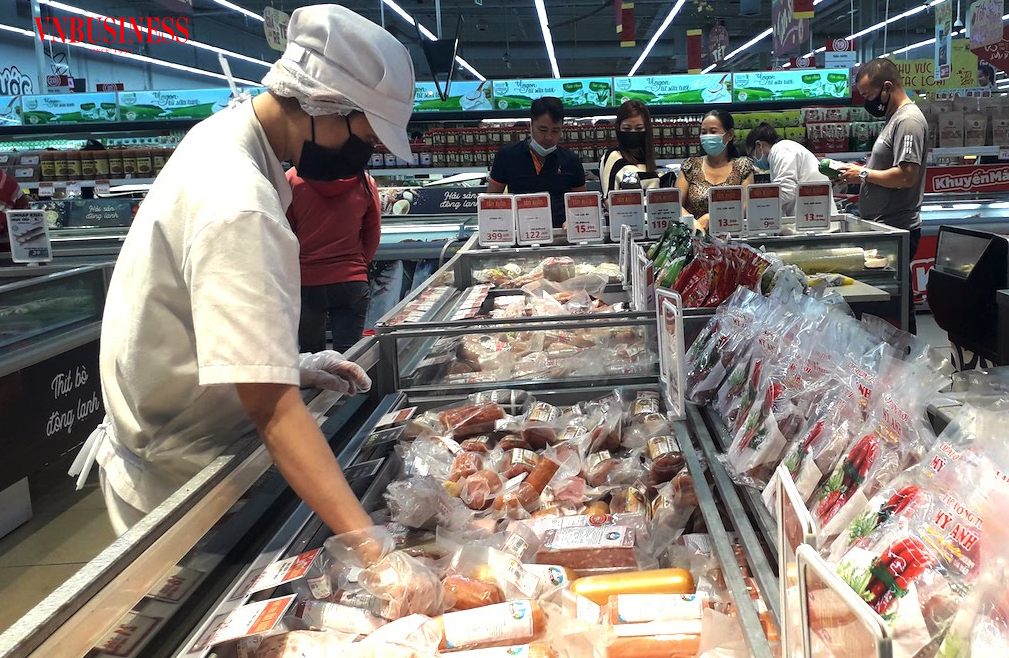 Tương phản với lợi nhuận của các DN lớn trong mảng sản xuất thịt là tình cảnh chết dần, chết mòn của các nông hộ chăn nuôi heo nhỏ lẻ.