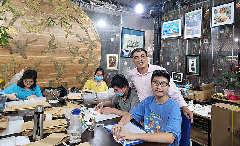 Giám đốc Lê Việt Cường &lpar;áo trắng&rpar; luôn truyền cảm hứng sáng tạo, sự nhiệt huyết cho những người xung quanh.