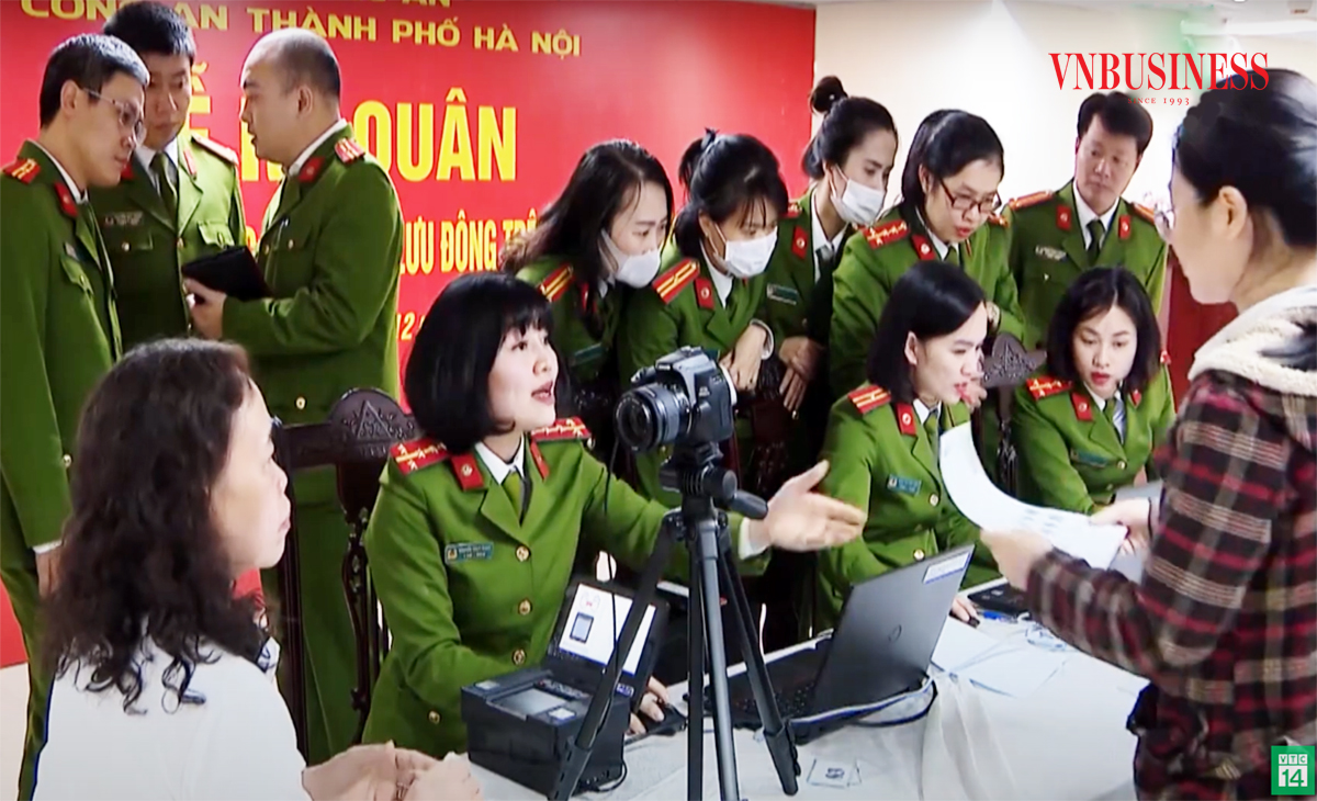 Công an thành phố Hà Nội hướng dẫn người dân chuyển đổi thẻ căn cước công dân gắn chip điện tử.