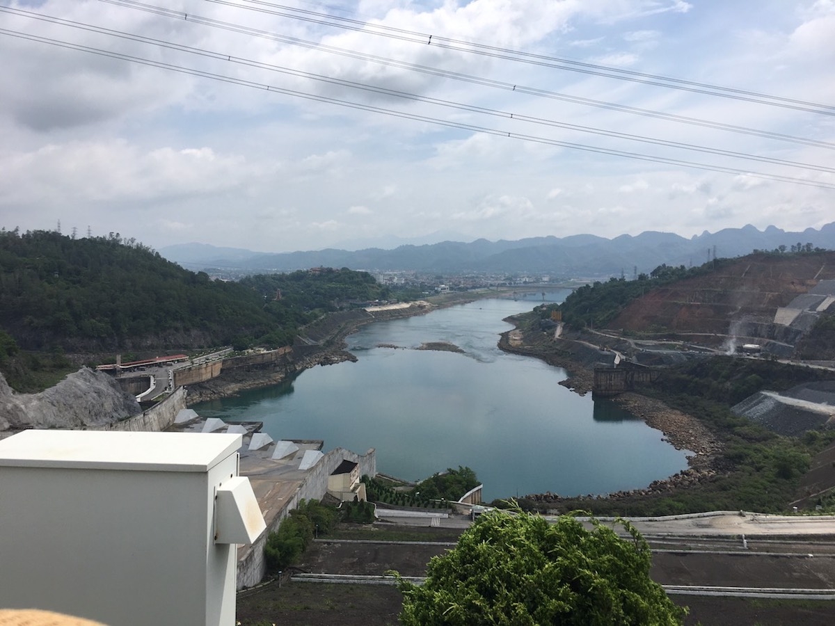 Nước trong hồ thủy điện Hòa Bình chỉ còn đủ chạy khoảng 12 ngày với công suất tối đa và sau đó phải dừng máy.