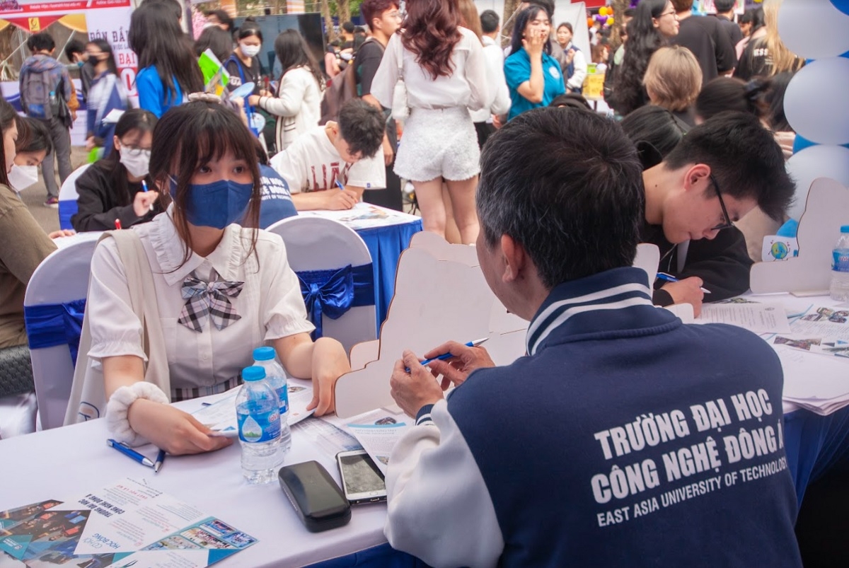 Một trong những lý do khiến nhiều sinh viên đang lựa chọn Đại học Công nghệ Đông Á là nơi thực hiện giấc mơ đại học của mình là chương trình thực tập hưởng lương.