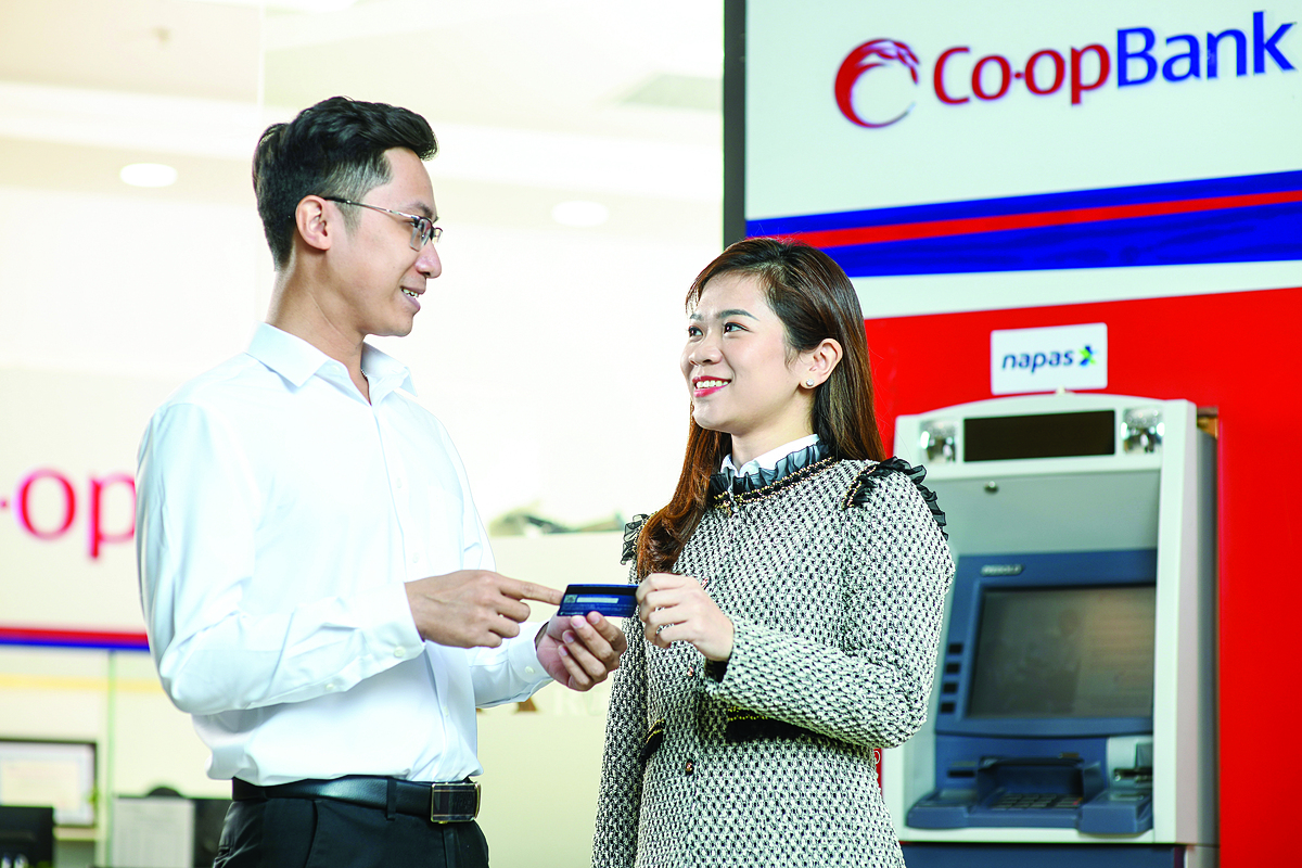 “Chi tiêu thông minh cùng thẻ Chip Co-opBank Napas”. &lpar;Ảnh minh họa&rpar;