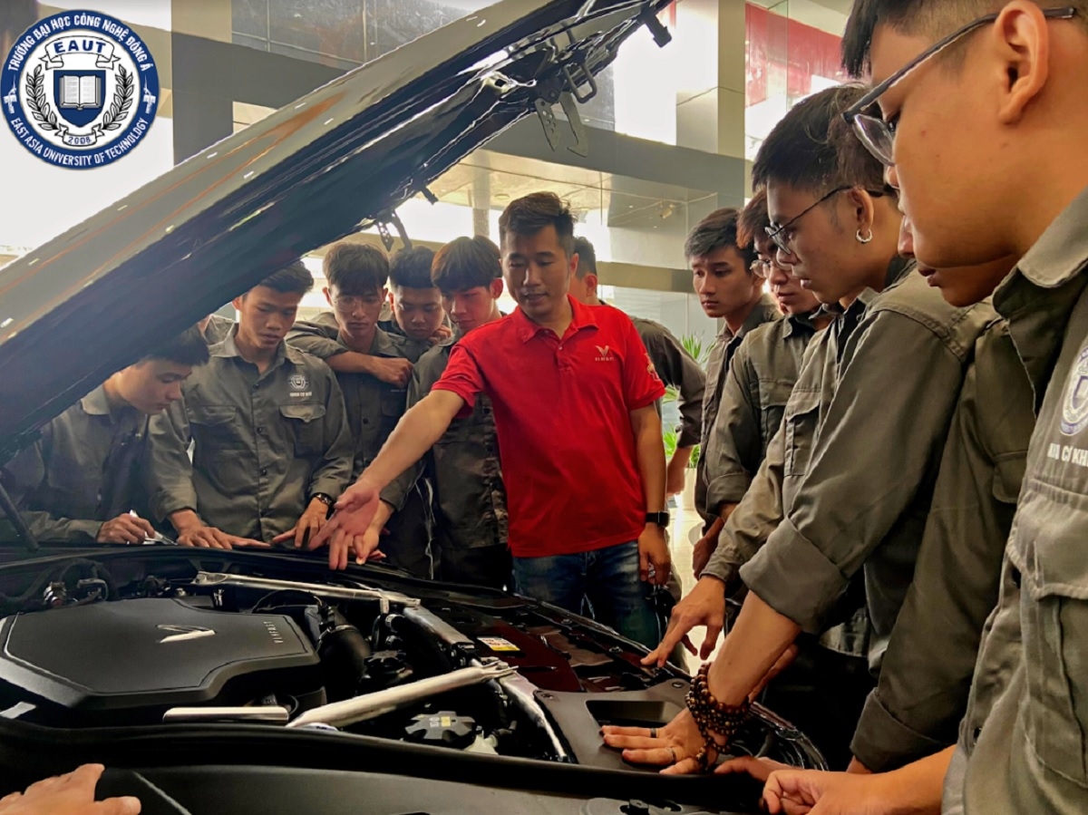 Tập trung vào đào tạo những kỹ năng chuyên môn song song với thực hành ngay từ năm nhất, định hướng ứng dụng công nghệ 4.0 vào hầu hết các chương trình giảng dạy.