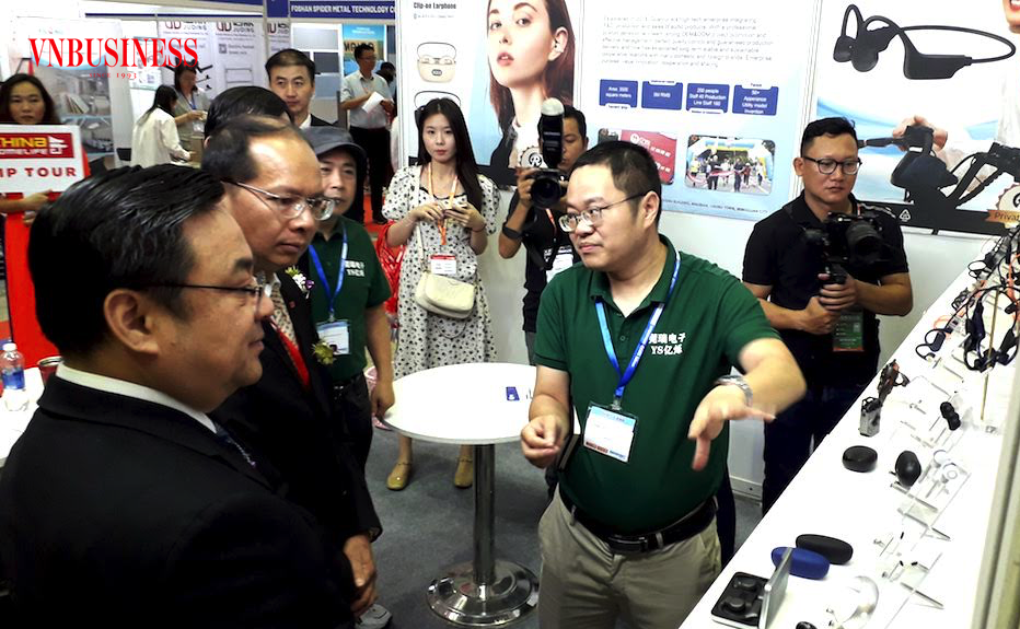 Trước bối cảnh đầu ra gặp khó, các DN Trung Quốc đang chủ động tìm kiếm đơn hàng thông qua các hội chợ triển lãm ở Việt Nam.