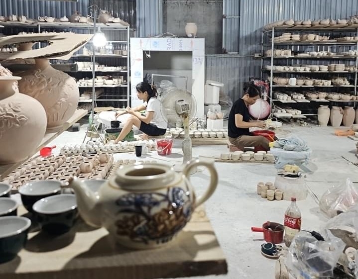 Gốm Bát Tràng đã được xuất khẩu đi nhiều nước nhờ chú trọng bảo vệ môi trường trong sản xuất để nâng chất lượng.