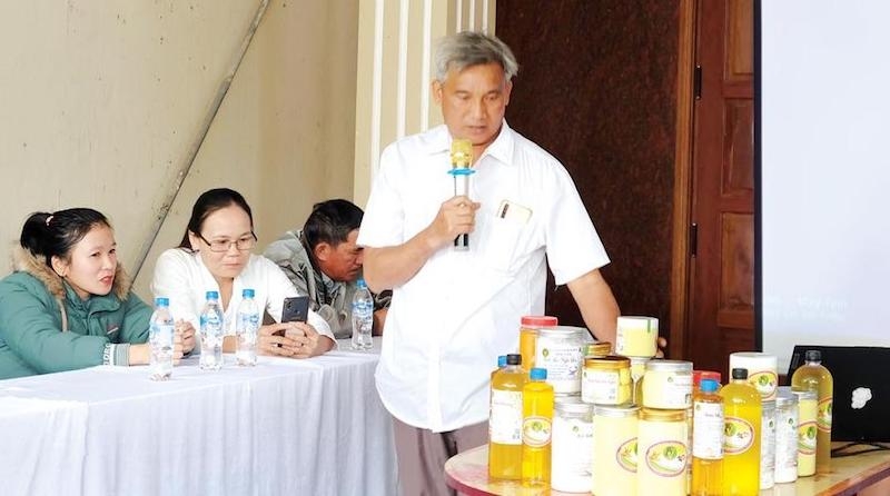 Giám đốc HTX Bốn Vân giới thiệu các sản phẩm chế biến từ cây nghệ được bà con nông dân trồng ở huyện miền núi Sơn Tây.