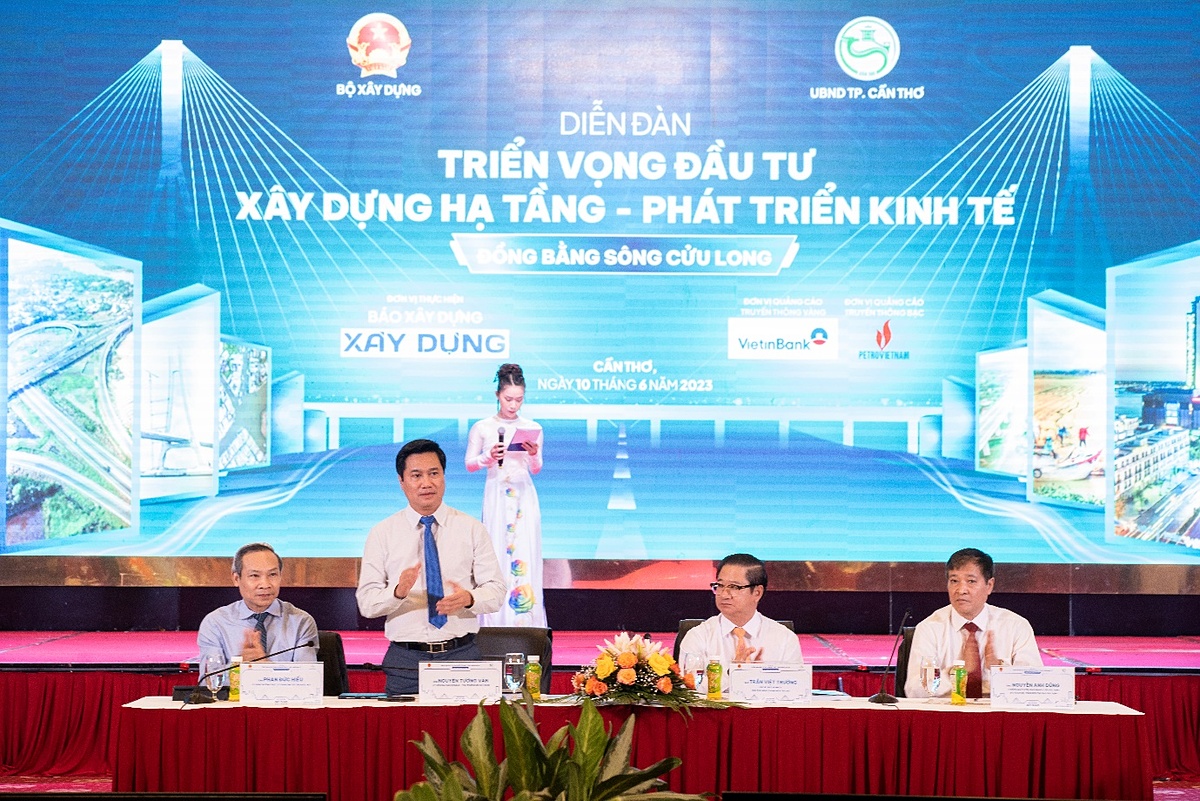 Ông Phan Đức Hiếu - Ủy viên Thường trực, Ủy ban Kinh tế Quốc hội; Ông Nguyễn Tường Văn - Ủy viên Ban cán sự Đảng, Thứ trưởng Bộ Xây dựng; Ông Trần Việt Trường - Phó Bí thư Thành ủy, Chủ tịch UBND TP Cần Thơ; Ông Nguyễn Anh Dũng – Tổng biên tập Báo Xây dựng tại bàn chủ trì hội nghị.