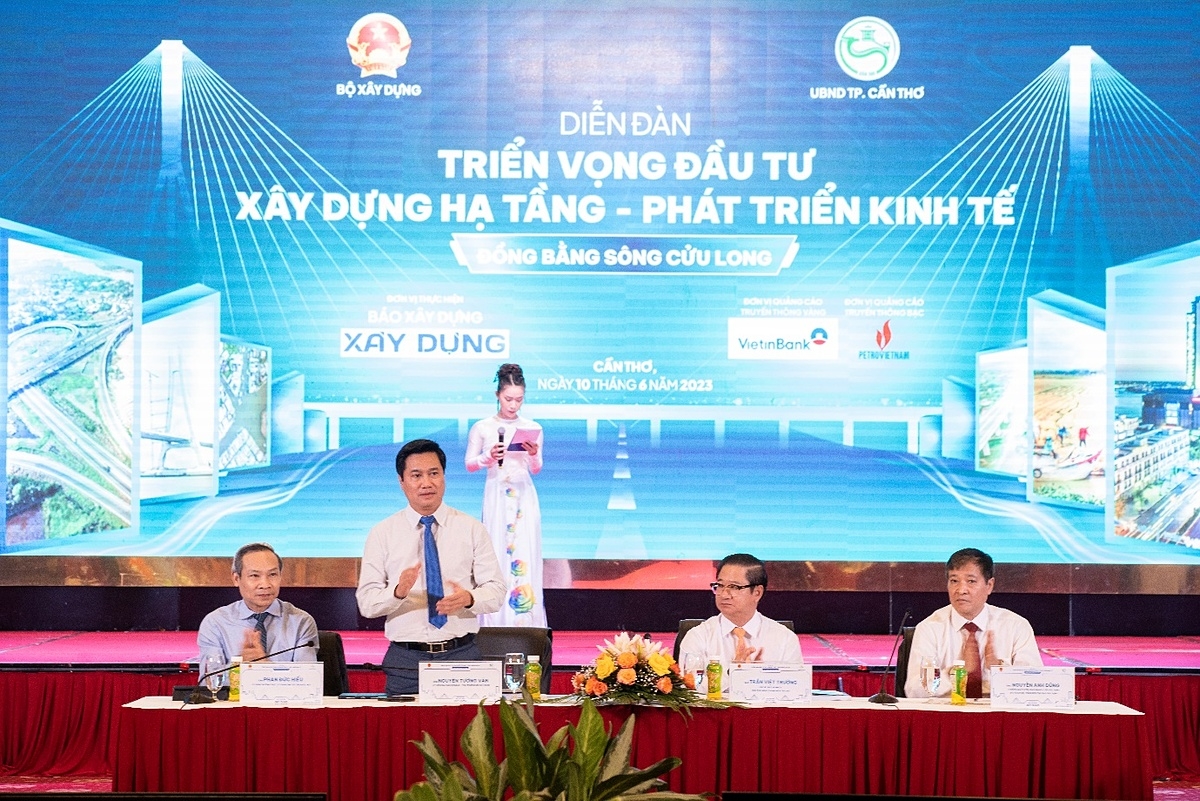 Ông Phan Đức Hiếu - Ủy viên Thường trực, Ủy ban Kinh tế Quốc hội; Ông Nguyễn Tường Văn - Ủy viên Ban cán sự Đảng, Thứ trưởng Bộ Xây dựng; Ông Trần Việt Trường - Phó Bí thư Thành ủy, Chủ tịch UBND TP Cần Thơ; Ông Nguyễn Anh Dũng – Tổng biên tập Báo Xây dựng tại bàn chủ trì hội nghị.