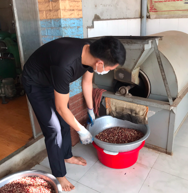 Trước khi ép dầu, nên rang lạc chín để đảm bảo dầu thơm ngon và để được tới 12 tháng mà không lo bị đông đặc như một số loại dầu trên thị trường hiện nay.