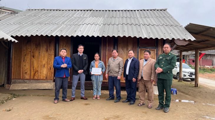 Đại diện đoàn công tác trao tặng nhà tình nghĩa cho hộ gia đình anh chị Mùa Bá Xồng (Bản Phù Khả 1).