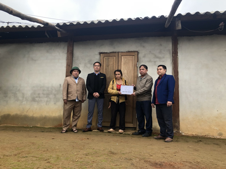 Đại diện Tập đoàn TH, Ngân hàng Thương mại cổ phần Bắc Á, Qũy Vì Tầm vóc Việt và chính quyền địa phương bàn giao nhà cho các hộ gia đình.