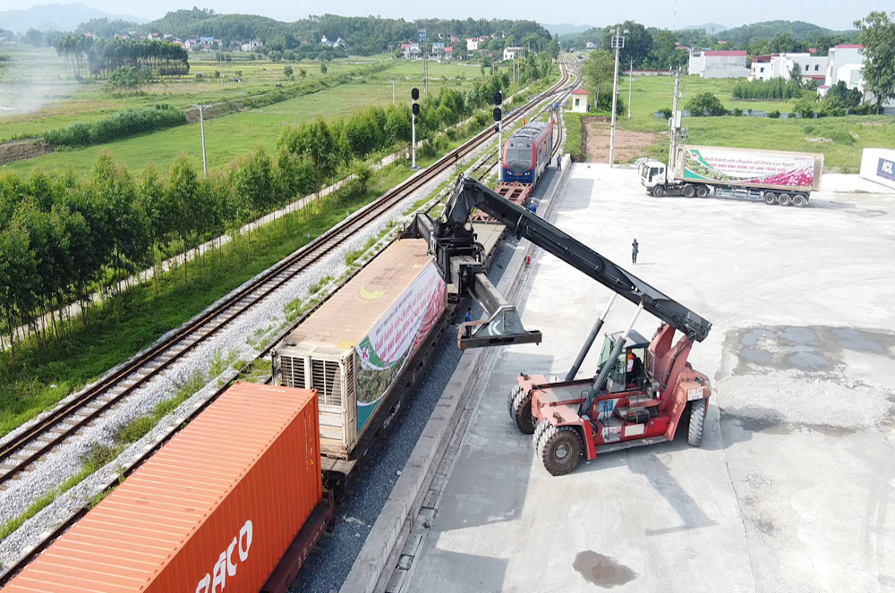 Bắc Giang vừa xuất khẩu 56 tấn vải thiều bằng 3 toa tàu từ Ga đường sắt liên vận quốc tế Kép sang thị trường Trung Quốc.