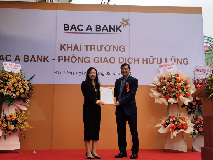 Ông Nguyễn Việt Hanh, Phó TGĐ BAC A BANK trao quyết định thành lập cho GĐ PGD Hữu Lũng.