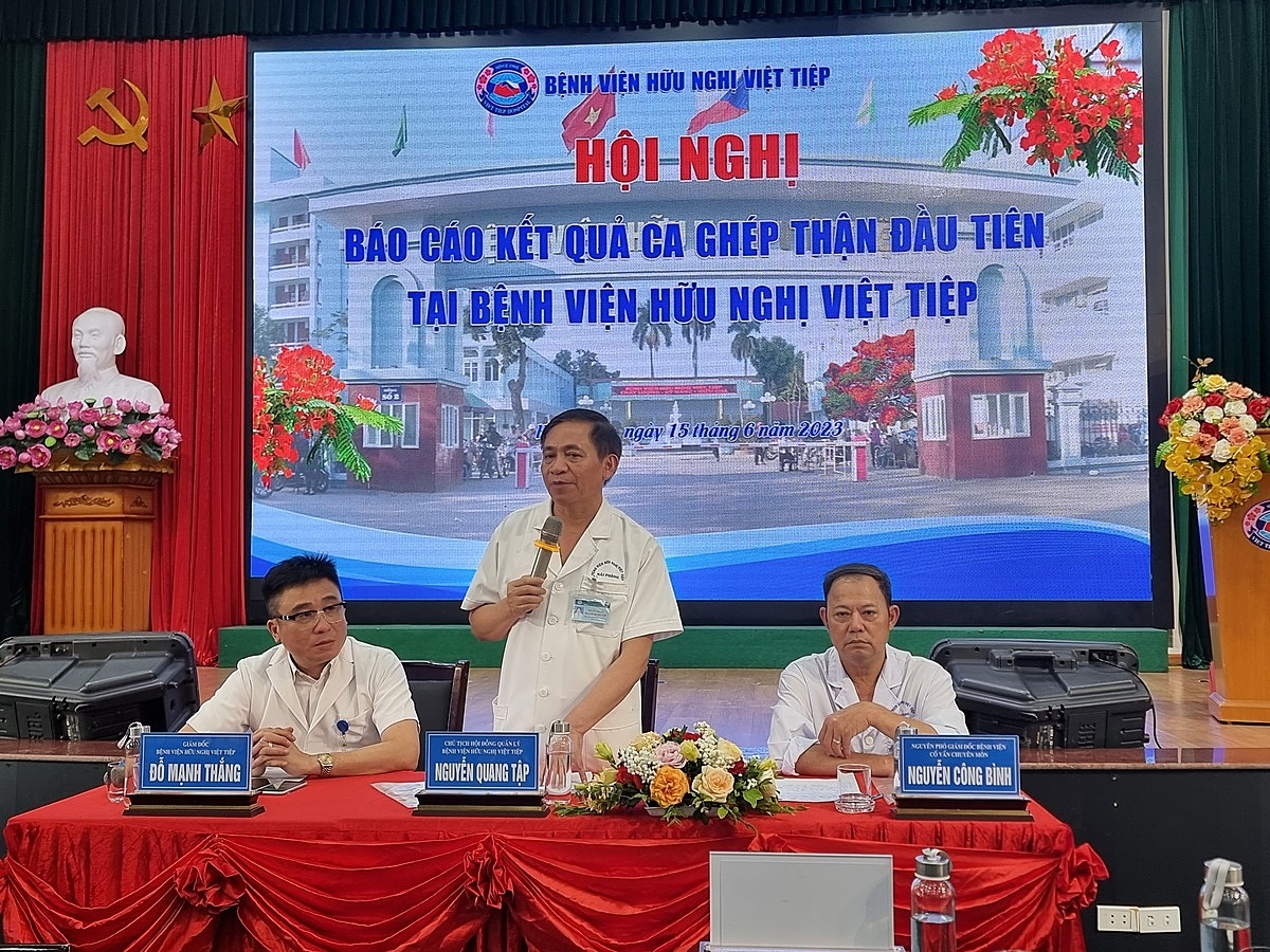 Ông Nguyễn Quang Tập trả lời các câu hỏi phỏng vấn của báo chí.