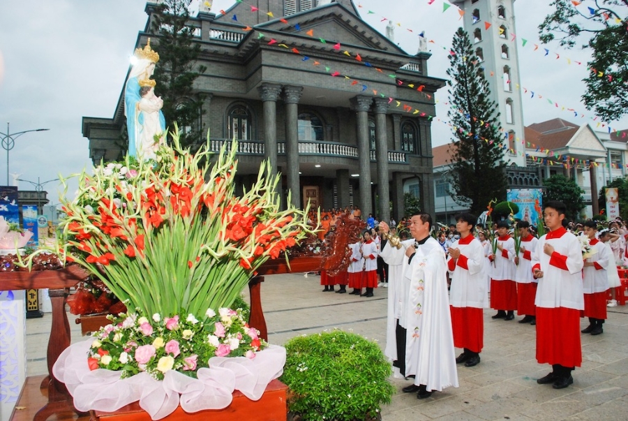 Với đường hướng “Sống phúc âm giữa lòng dân tộc để phục vụ hạnh phúc đồng bào”, các chức sắc, giáo dân ở Long Thành đã có những hành động thiết thực.