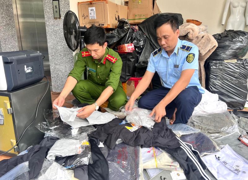 Phát hiện trên 250 sản phẩm thời trang có dấu hiệu giả mạo các thương hiệu nổi tiếng như Adidas, Burberry, Zara... tại kho hàng số 1, khu nhà dân cư mới, tổ 5, phường Kiến Hưng, Hà Đông &lpar;Nguồn: QLTT Hà Nội&rpar;.