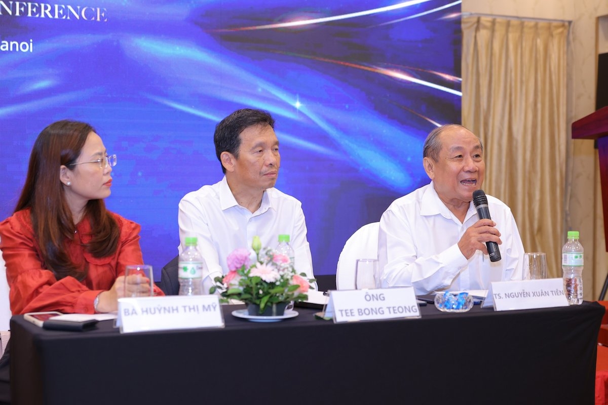 TS. Nguyễn Duy Tiên, Phó Chủ tịch, Tổng thư ký Hội khoa học kỹ thuật Lạnh và Điều hòa Không khí Việt Nam &lpar;bên phải&rpar;.