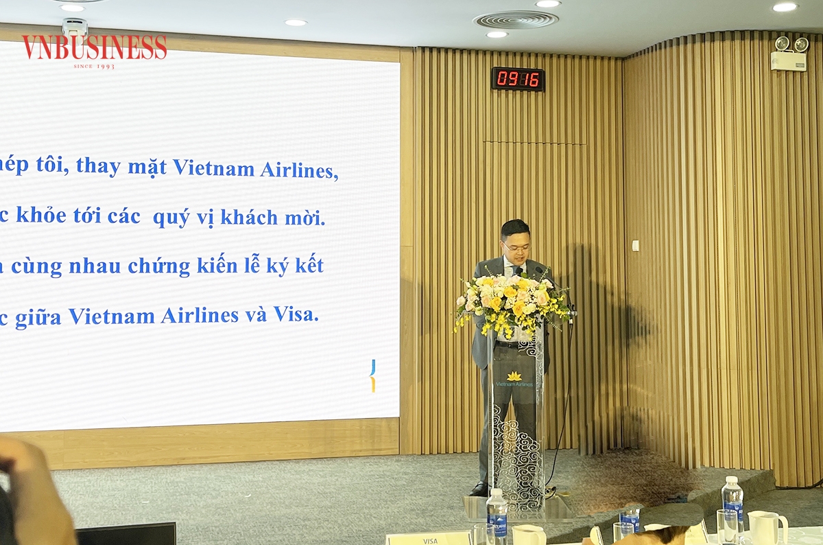 Ông Nguyễn Sỹ Thành, Giám đốc Trung tâm Bông Sen Vàng Vietnam Airlines phát biểu tại buổi lễ.