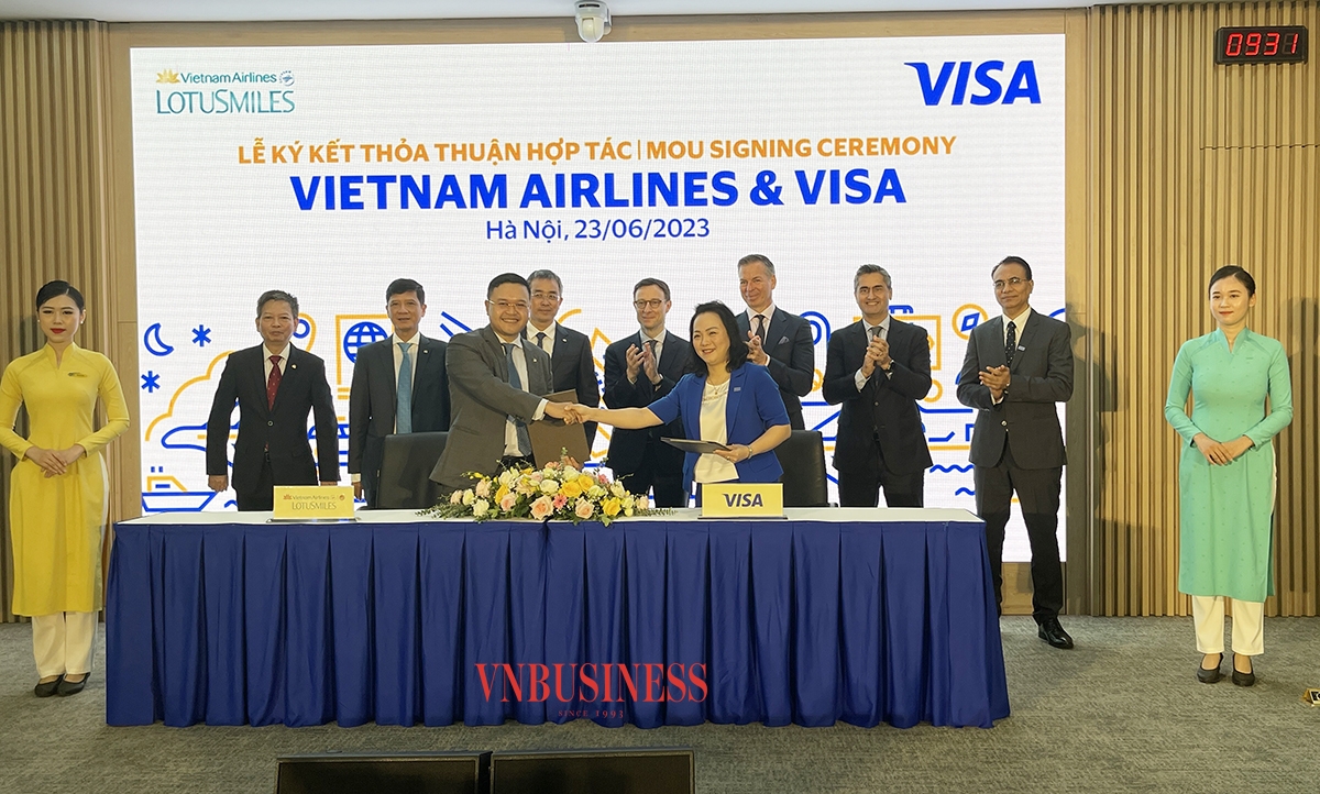 Đại diện Vietnam Airlines và Visa ký kết thoả thuận hợp tác.