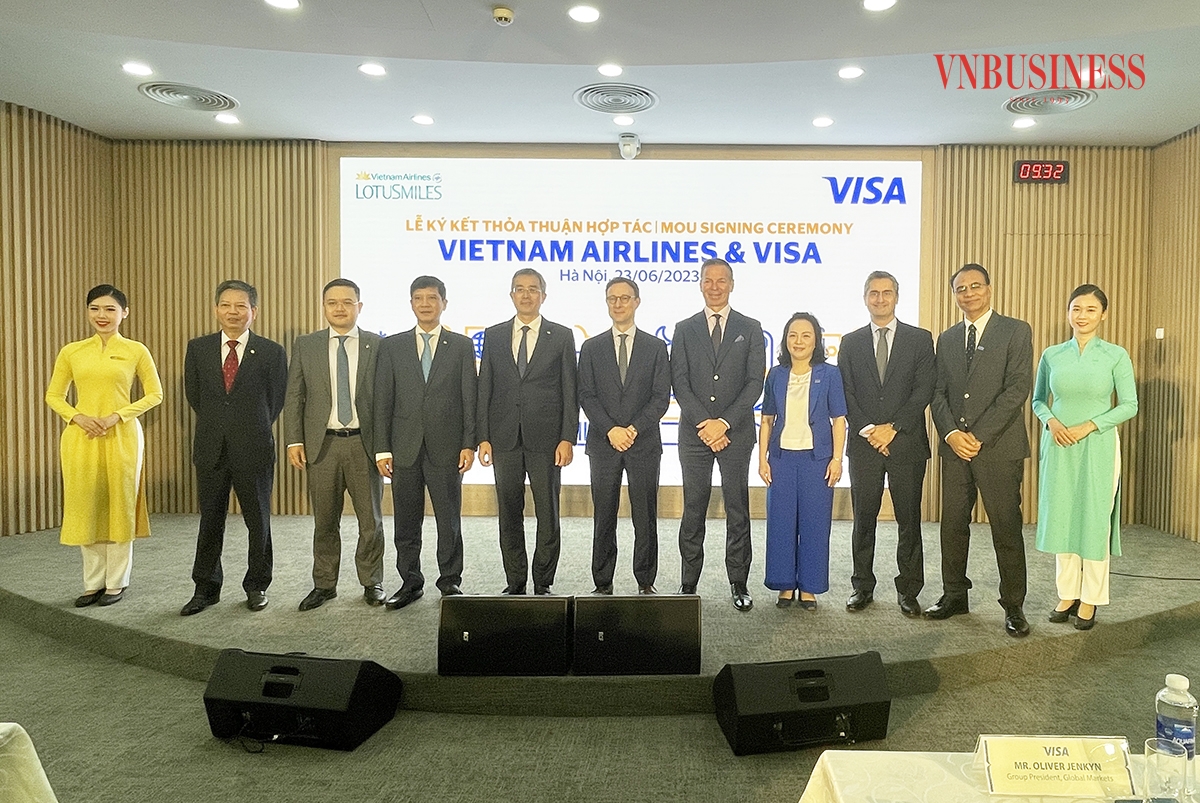 Đại diện 2 bên tham gia chụp ảnh lưu niệm.