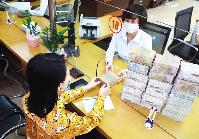 Ngành ngân hàng cũng đang tìm cách để đẩy vốn ra nền kinh tế trong bối cảnh hệ thống vẫn phải duy trì hoạt động huy động vốn, phải trả lãi cho người gửi tiền.