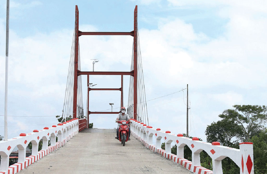 Những cây cầu được xây mới với sự đóng góp của bà con tín đồ Phật giáo Hòa Hảo góp phần thay đổi diện mạo nông thôn ở Tiền Giang.