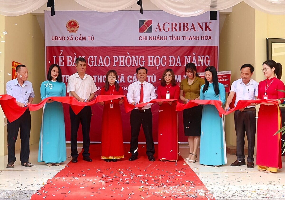 Công trình 4 phòng học đa năng cho Trường THCS Cẩm Tú &lpar;Cẩm Thủy, Thanh Hóa&rpar; được Agribank hỗ trợ 2,4 tỷ đồng đã được khánh thành trong niềm hân hoan của thầy và trò.