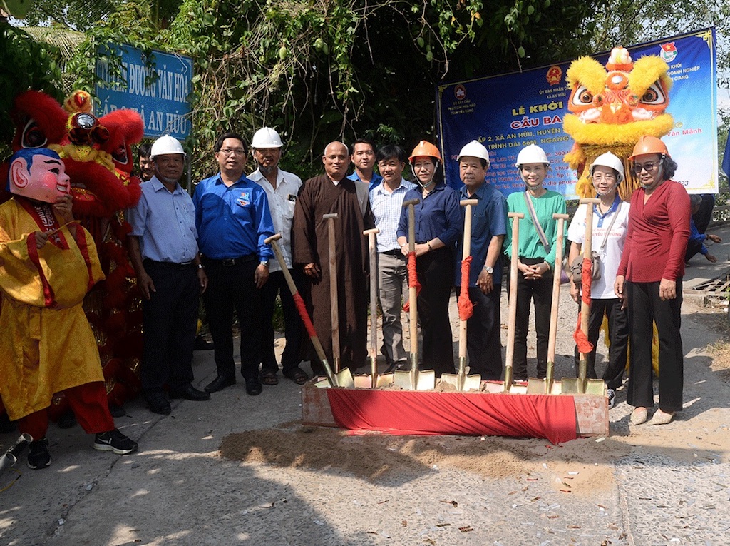 Đội xây cầu đường của Ban trị sự Phật giáo Hòa Hảo tỉnh Tiền Giang khởi công xây cầu Ba Miệng ở huyện Cái Bè từ sự đóng góp của các đơn vị, nhà hảo tâm, cơ sở thờ tự tài trợ.
