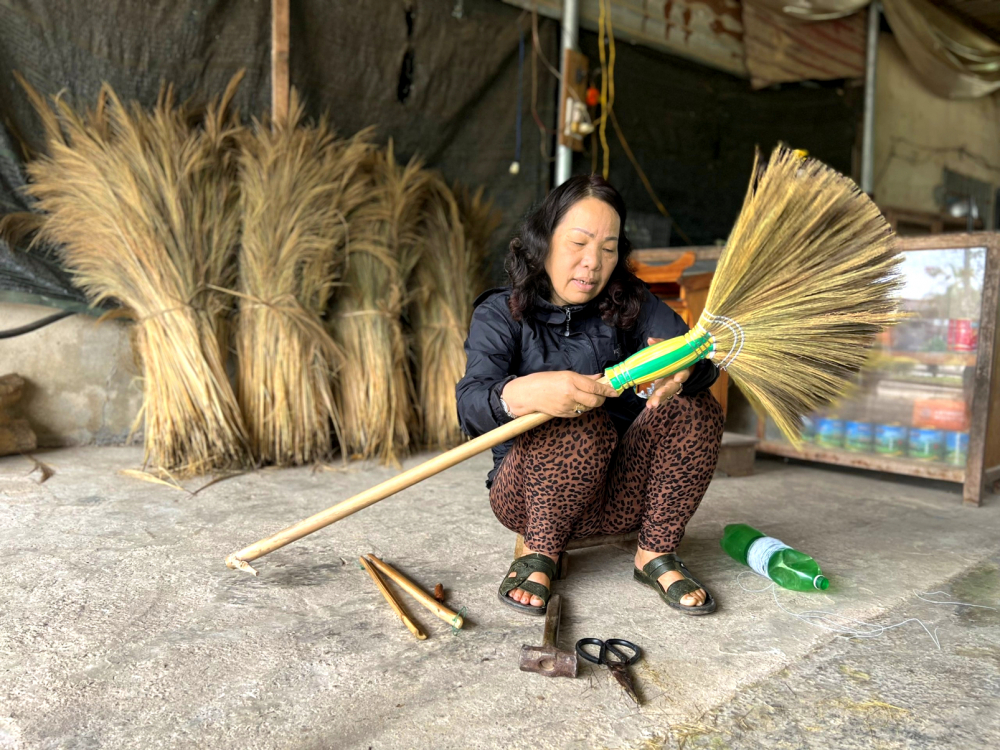 HTX sản xuất chổi đót và gia công mỹ nghệ Hoàng Thiện tại xã A Ngo đã giúp nhiều phụ nữ người Pa Cô có thu nhập ổn định, vươn lên phát triển kinh tế.