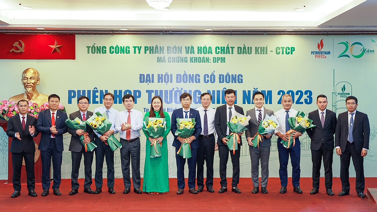 Tặng hoa chúc mừng các thành viên HĐQT và BKS trúng cử nhiệm kỳ mới và tri ân các thành viên HĐQT và BKS thôi nhiệm vụ.