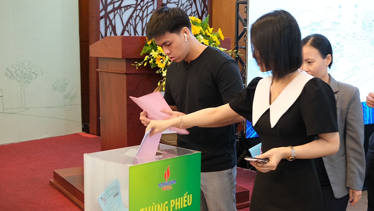 Cổ đông bỏ phiếu biểu quyết tại phiên họp.