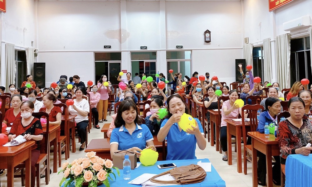 Mô hình nuôi heo đất tiết kiệm tham gia BHXH tự nguyện đã và đang trở thành “điểm sáng” về giải pháp thu hút NLĐ khu vực phi chính thức vào “lưới” an sinh xã hội.