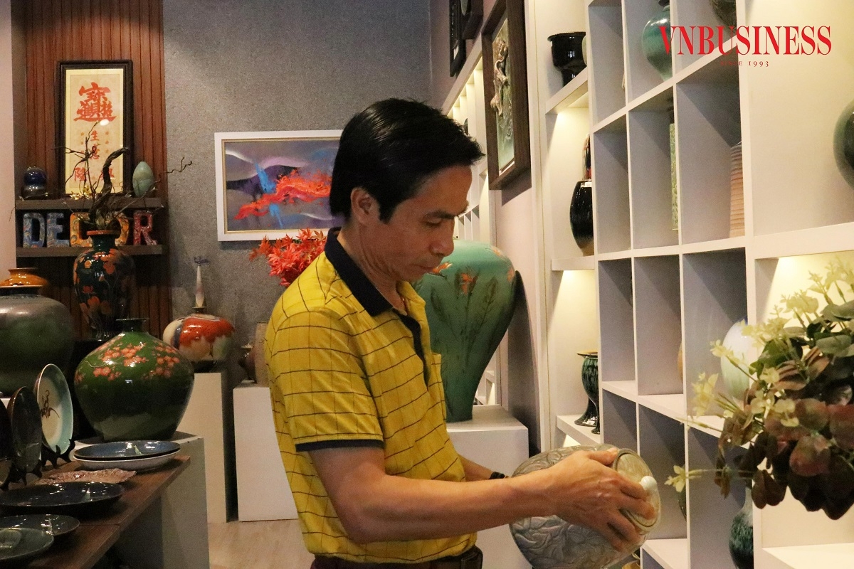 Những nghệ nhân trong HTX Gốm sứ Tân Thịnh luôn tâm niệm, mỗi sản phẩm đều là tấm gương soi phản chiếu cái tâm của người làm ra nó, vì vậy các tác phẩm đều được làm trau chuốt, tỉ mỉ.