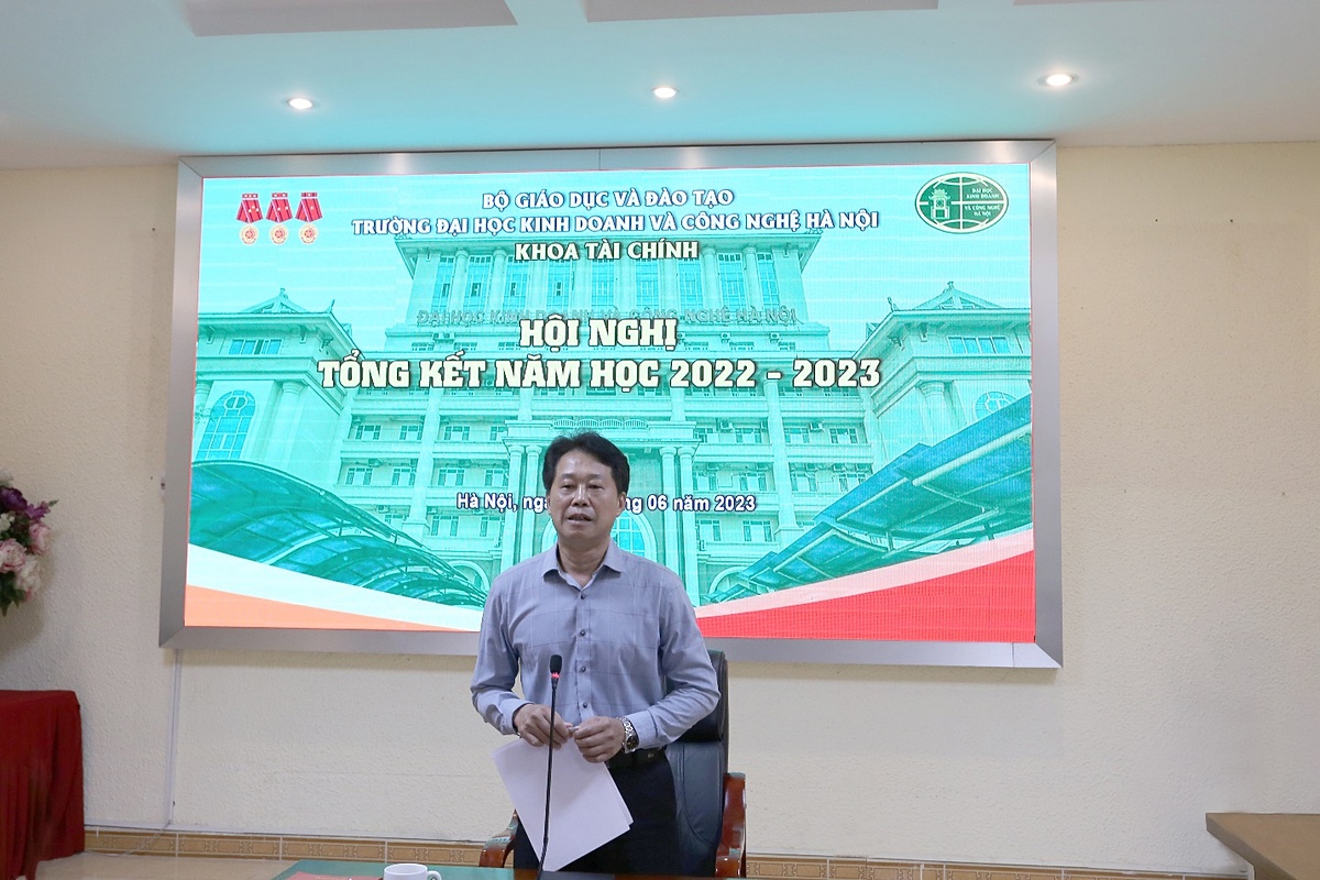 PGS.TS Đinh Văn Nhã - Phó Chủ nhiệm phụ trách Khoa trình bày báo cáo Tổng kết năm học 2022 - 2023.
