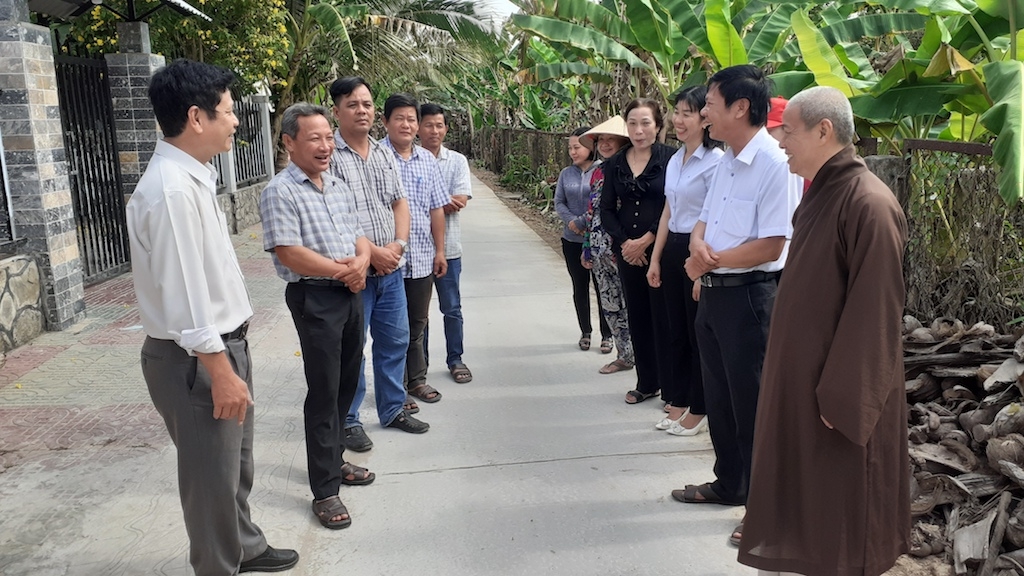 Niềm vui của bà con phật tử huyện Cầu Kè khi đóng góp xây dựng những con đường bê tông ở nông thôn.