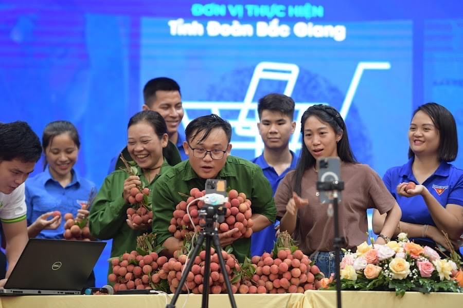 Đoàn thanh niên tỉnh Bắc Giang hướng dẫn người dân, HTX livestream bán nông sản.