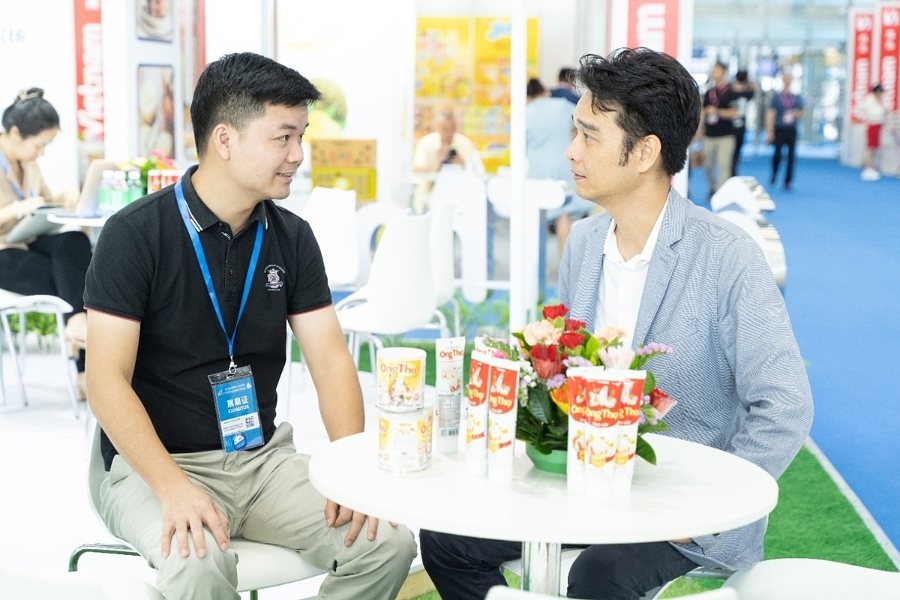 Ông Hải Nam &lpar;áo đen&rpar; - Tổng giám đốc, Nhà phân phối sữa Vinamilk tại thị trường Trung Quốc.