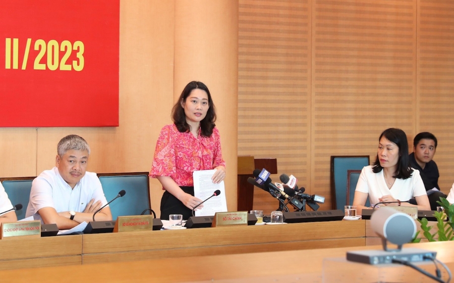 Bà Trần Thành Tâm, Phó Giám đốc Sở Tài chính Hà Nội thông tin về việc tính toán phương án tăng giá nước sạch từ hôm nay &lpar;ngày 1/7&rpar;.