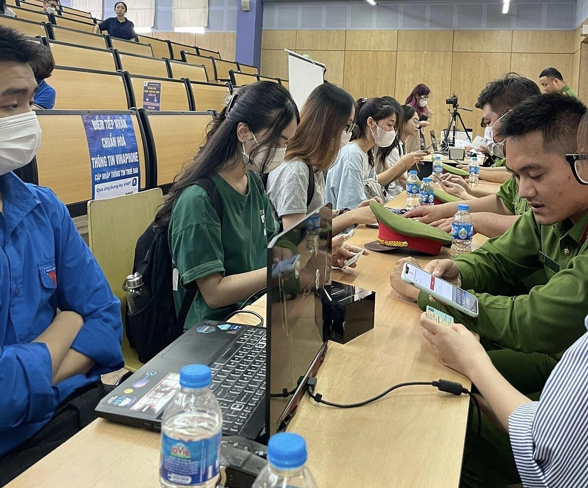 Nhiều công dân quận Hoàng Mai phản ánh gặp khó khăn trong việc kích hoạt ĐDĐT.