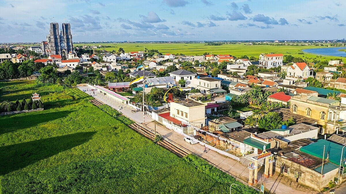 Xã Vân Trường, huyện Tiền Hải ngày càng khang trang nhờ giáo dân vừa tham gia phát triển tôn giáo vừa làm kinh tế hàng hóa.