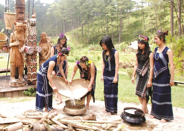Nhiều năm nay, đồng bào Công giáo đã tích cực tham gia xây dựng quê hương với nhiều mô hình kinh tế đạt hiệu quả cao.