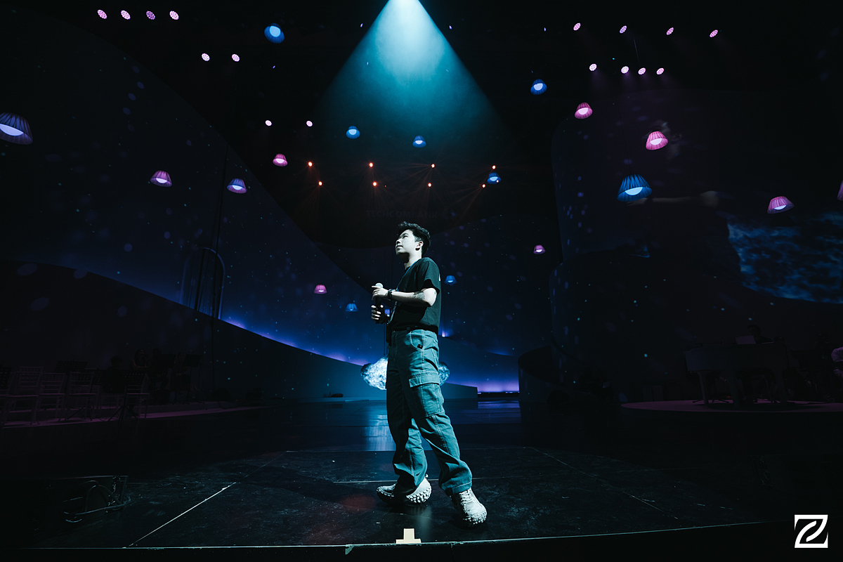 Đạo diễn của The Grand Voyage là Dương Mai Việt Anh – một đạo diễn trẻ để lại dấu ấn với nhiều show diễn hoành tráng cho các thương hiệu hàng đầu.